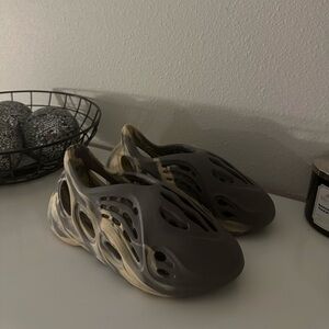 yeezy foam runner moon grey